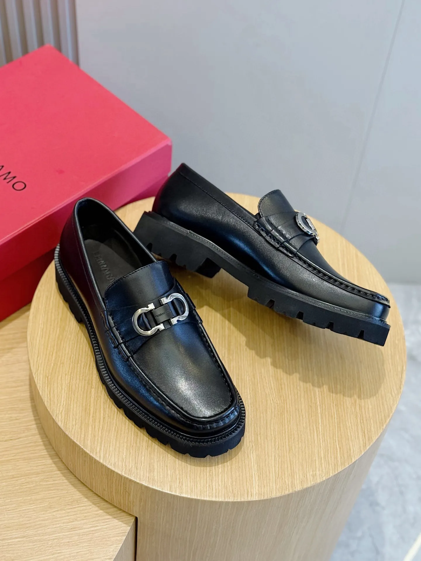 [Ferragamo] Top P: 760💰 Number of yards: 39~44 (38.45. Customized, non-returnable) Ferragamo men's leather derby shoes. The new derby shoes are light in texture and cool in style. They adopt exquisite eyelet uppers and novelly define urban trends. Made of brushed cowhide, it has a plump and rounded toe box and is decorated with delicate wingtip decorative details. Imported cowhide + cowhide lining.